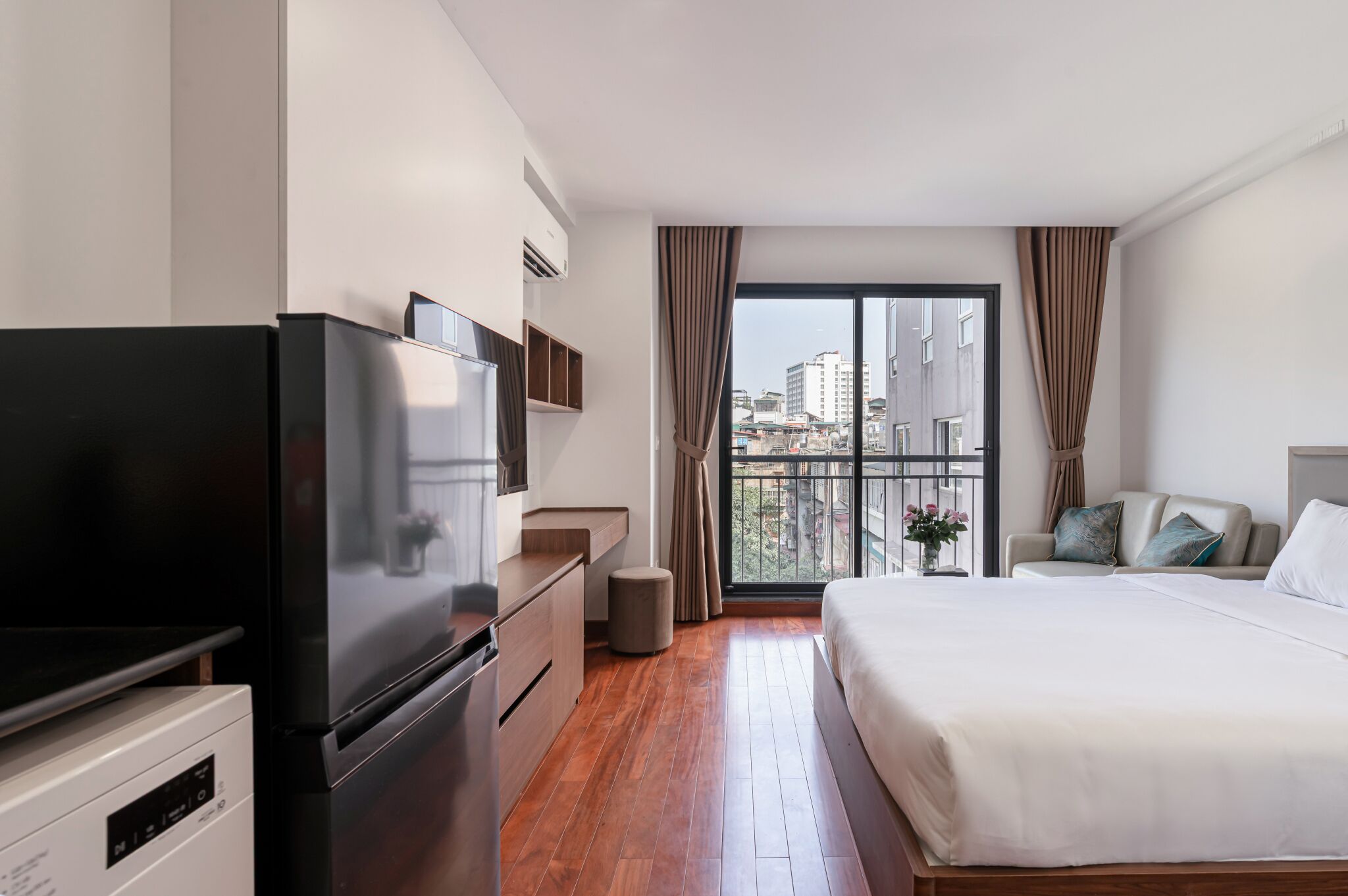 Rom – deluxe, balkong | Wi-fi (inkludert) og sengetøy