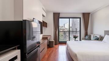 Rom – deluxe, balkong | Wi-fi (inkludert) og sengetøy