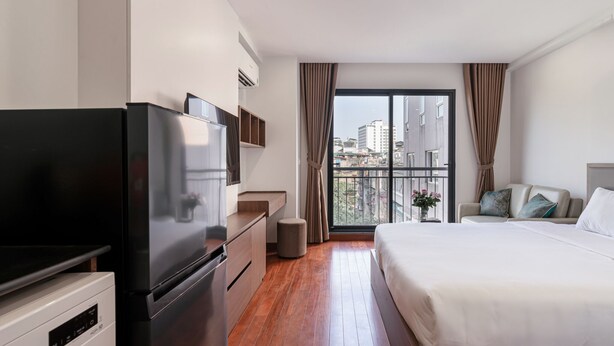 デラックス ルーム バルコニー | 低刺激性寝具、WiFi (無料)、ベッドシーツ