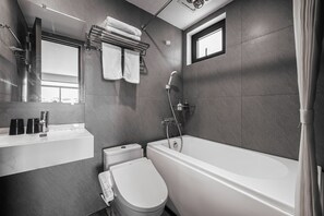 Deluxe Suite | Bathroom | Shower, hair dryer, slippers, towels - Luxe Paradise Suites Doi Can (Ba Dinh)