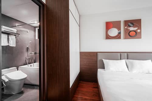 Deluxe-Suite | Badezimmer | Dusche, Haartrockner, Hausschuhe, Handtücher