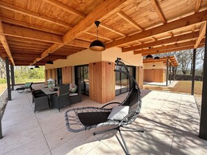 Outdoor dining - Recent house surrounded by a natural park (Saint-Jean-de-Laur)