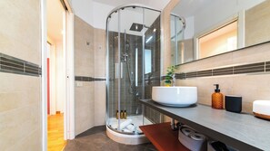 Shower, hair dryer, bidet, towels - V3 - Flaminio Boutique | 10 Min Walk to Piazza del Popolo (Roma)