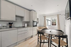 Fridge, microwave, oven, stovetop - Refurbished 4BDR Home in Harborne Birmingham (Birmingham)