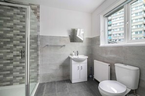 Shower, hair dryer, shampoo - Refurbished 4BDR Home in Harborne Birmingham (Birmingham)