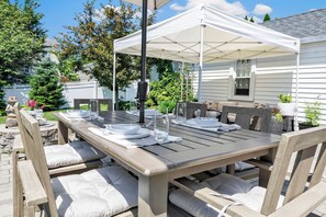 Outdoor dining - Stylish Fairfield Home in Charming Beach Town (Fairfield)