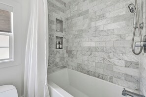 Douche, sèche-cheveux, bidet, serviettes fournies
