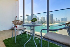 Outdoor dining - Mariah Vista | Modern 1BR Junior with Balcony (Abu Dhabi)