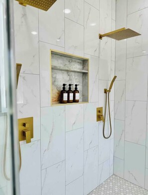 Een haardroger, handdoeken, zeep, shampoo