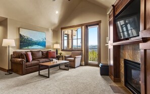 Smart TV, fireplace, DVD player, foosball - Lux Slope-side 1BR.2BAw/FullKitchen, 1 King, 1 Queen Sofa  @ Grand Lodge Peak 7 (Breckenridge)