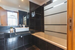 Een douche, een haardroger, handdoeken, toiletpapier