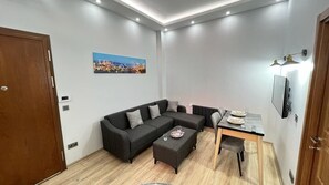 Apartment with Balcony | منطقة المعيشة | تلفزيون بشاشة مسطحة