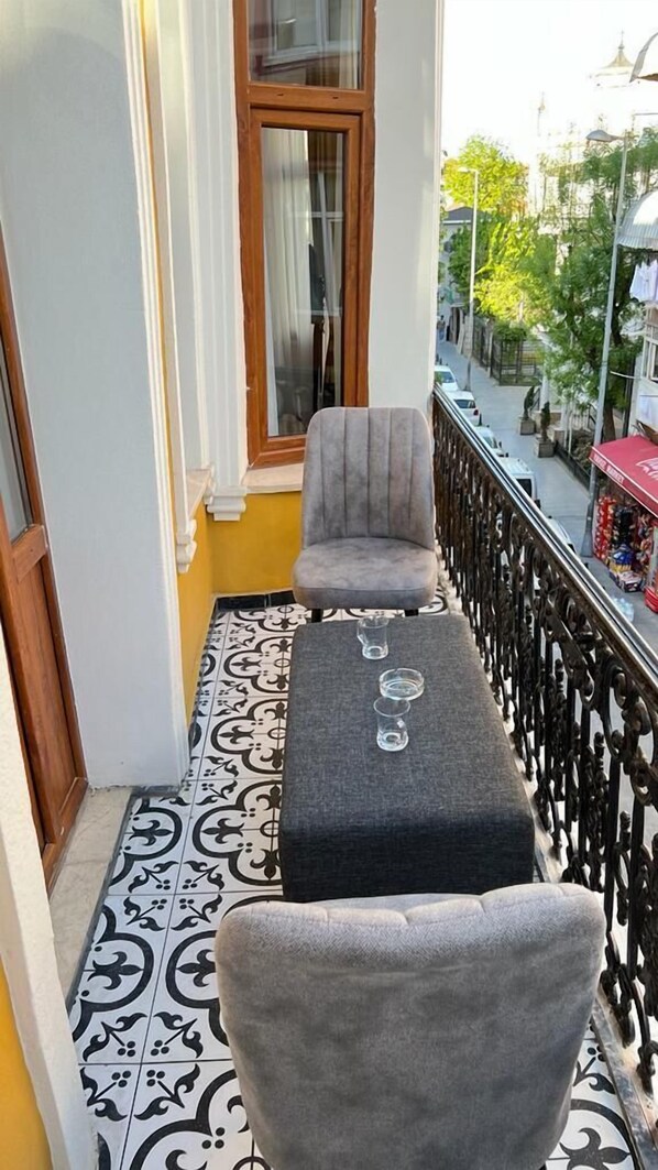 Apartment with Balcony | شرفة