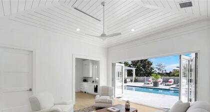 Peaceful 6-bedroom Grand Naples Villa Resort Mansion w Luxury Living Pool Spa