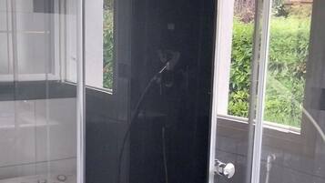 Douche, sĂšche-cheveux, serviettes fournies, papier toilette