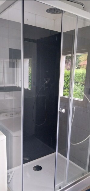 Douche, sèche-cheveux, serviettes fournies, papier toilette