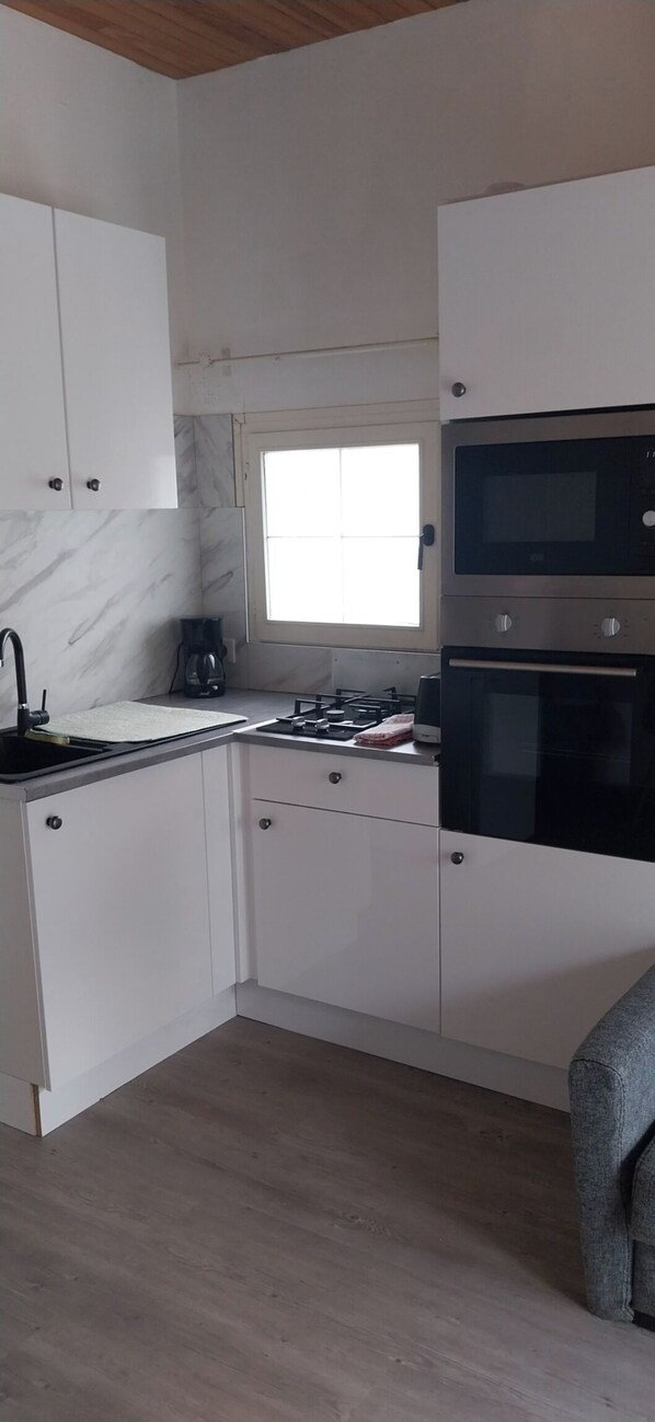 Micro-ondes, four, plaque de cuisson, lave-vaisselle