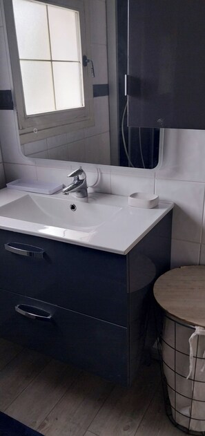 Shower, hair dryer, towels, toilet paper - Comfortable cocooning between town and country (Seyresse)