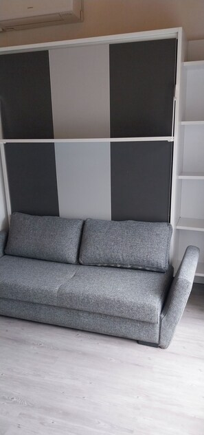 TV - Comfortable cocooning between town and country (Seyresse)