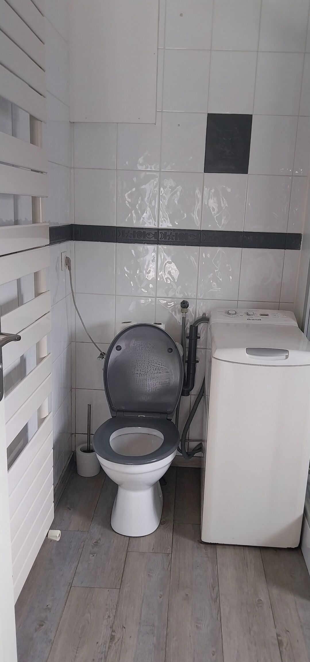 Douche, sèche-cheveux, serviettes fournies, papier toilette