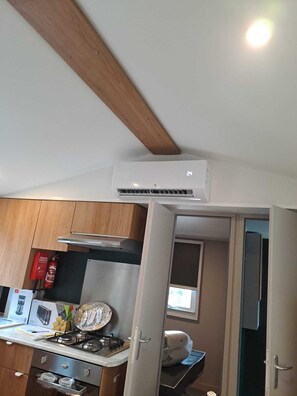 Fridge, microwave, oven, stovetop - Mobile home Eleganzia 6 pers in a 4 star campsite les embruns in Cap Ferret (Lège-Cap-Ferret)