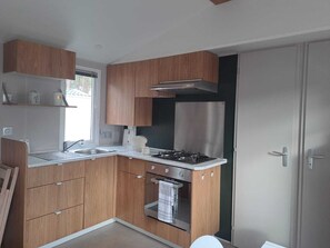 Fridge, microwave, oven, stovetop - Mobile home Eleganzia 6 pers in a 4 star campsite les embruns in Cap Ferret (Lège-Cap-Ferret)