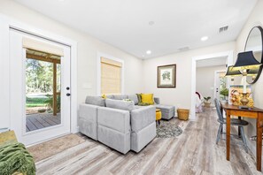 Smart TV, books - New Cottage within minutes from our Famous Springs! (Fort White)