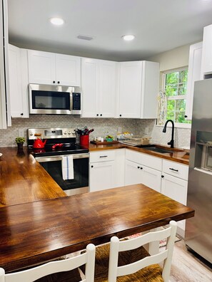 Fridge, microwave, oven, stovetop - New Cottage within minutes from our Famous Springs! (Fort White)