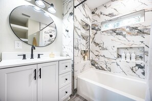 Shower, hair dryer, towels, soap - New Cottage within minutes from our Famous Springs! (Fort White)