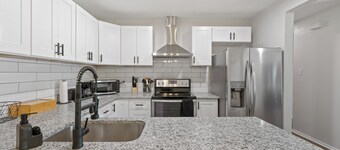 Side-by-Side Units•1 Mile to Cowboys/Rangers•Free Parking-Vintage Baseball Bliss