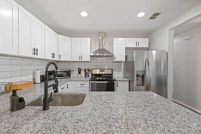 Side-by-Side Units•1 Mile to Cowboys/Rangers•Free Parking-Vintage Baseball Bliss