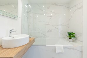Shower, hair dryer, towels, toilet paper - Garajau Sea Side by Atlantic Holiday (Caniço)