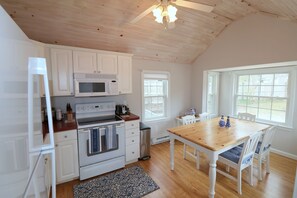 Microwave, oven, stovetop, dishwasher - New Listing-Cozy Cottage. Short Walk to North Side Beaches Near Sesuit Harbor (East Dennis)