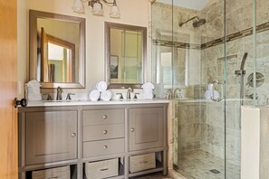 Shower, hair dryer, towels, soap - Mt Cabin - Stunning Views/Game Room/Sauna/Hot Tub (Bryson City)