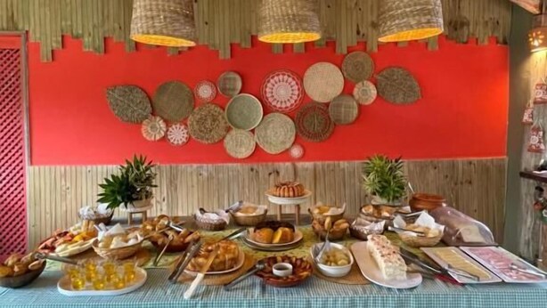 Un tavolo per buffet con diversi piatti e una parete decorativa con elementi tessuti.