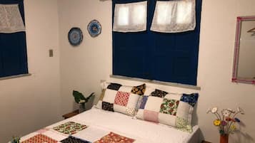 Escritorio, espacio para trabajar con laptop y wifi gratis