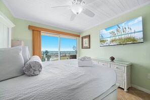 2 bedrooms, iron/ironing board, travel cot, free WiFi - New! Beachfront 2BR, Stunning Gulf Views, Indoor/Outdoor Pools, Hot Tubs (Gulf Shores)