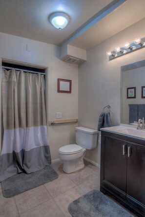 Shower, hair dryer, towels, soap - Cozy Tucson Foothills Escape, close to all attractions! (Tucson)