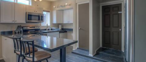 Réfrigérateur, micro-ondes, four, plaque de cuisson