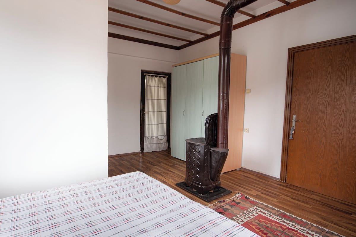 Habitación clásica con 2 camas individuales, dormitorio mixto, vista al jardín | Ropa de cama de alta calidad, edredón y wifi gratis