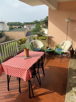 Outdoor dining - Large apartment in a quiet area, 2 terraces. (Biarritz)
