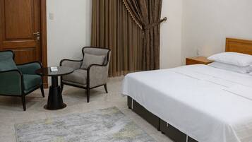 Caja fuerte, tabla de planchar con plancha, wifi gratis