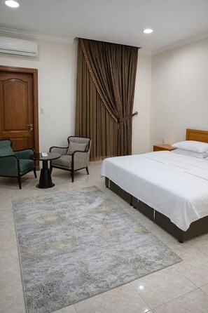 Caja fuerte, tabla de planchar con plancha, wifi gratis