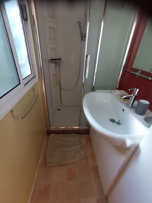 Shower, hair dryer, soap, toilet paper - Gorges du verdon M.H. Eden34 camping3*, swimming pool, in the middle of lavender fields (Sainte-Croix-du-Verdon)