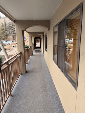 Property grounds - Walk to Slopes. 1BR/2BA Vail Condo. Sleeps 4. Pool, Hot Tubs, Shuttle (Vail)