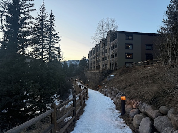 Property grounds - Walk to Slopes. 1BR/2BA Vail Condo. Sleeps 4. Pool, Hot Tubs, Shuttle (Vail)