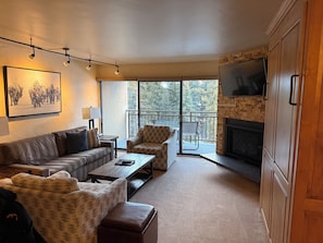TV, fireplace - Walk to Slopes. 1BR/2BA Vail Condo. Sleeps 4. Pool, Hot Tubs, Shuttle (Vail)