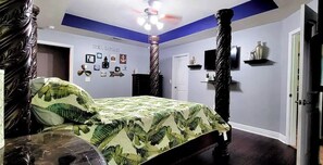 Tabla de planchar con plancha, wifi y ropa de cama 