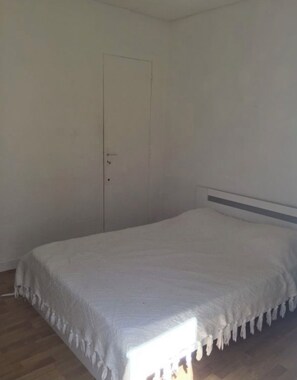 2 habitaciones y tabla de planchar con plancha 