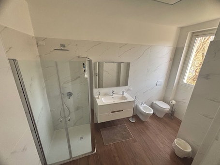 Shower, hair dryer, bidet, towels. Quiet apartment in serviced area 10 minutes' drive from Milan.